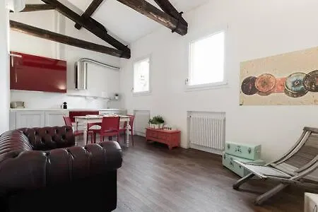 Red Immerso Tra Le Mura Bolognesi アパート