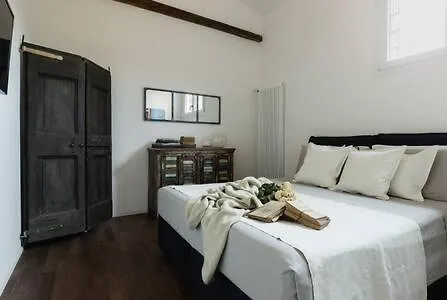 Red Immerso Tra Le Mura Bolognesi アパート