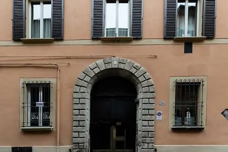 Red Immerso Tra Le Mura Bolognesi ボローニャ
