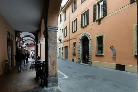 Red Immerso Tra Le Mura Bolognesi ボローニャ